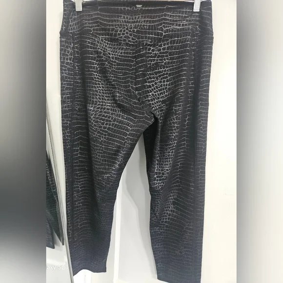 PINK Victoria's Secret Black Crocodile Print Leggings - Picture 2 of 4